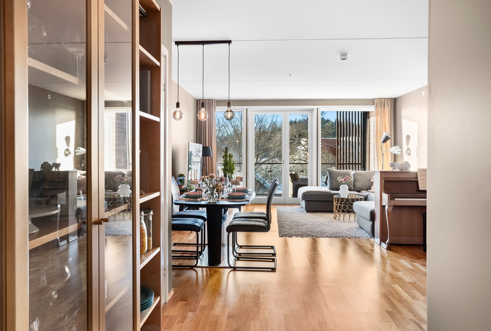 Fra entreen åpner leiligheten seg opp mot det sentrale oppholdsrommet. Galleribilde