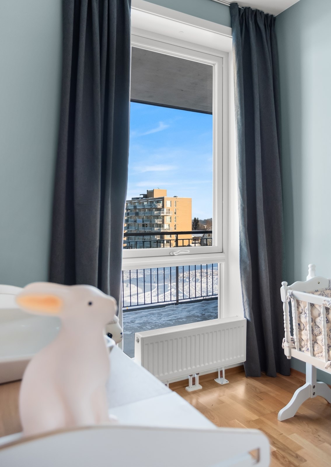 Også her er det store vinduer som sørger for godt med naturlig lys. Galleribilde