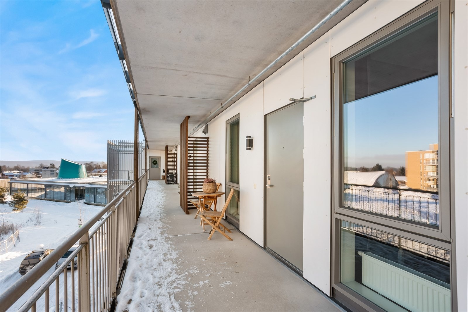 Leiligheten har adkomst via en overbygget svalgang. Galleribilde