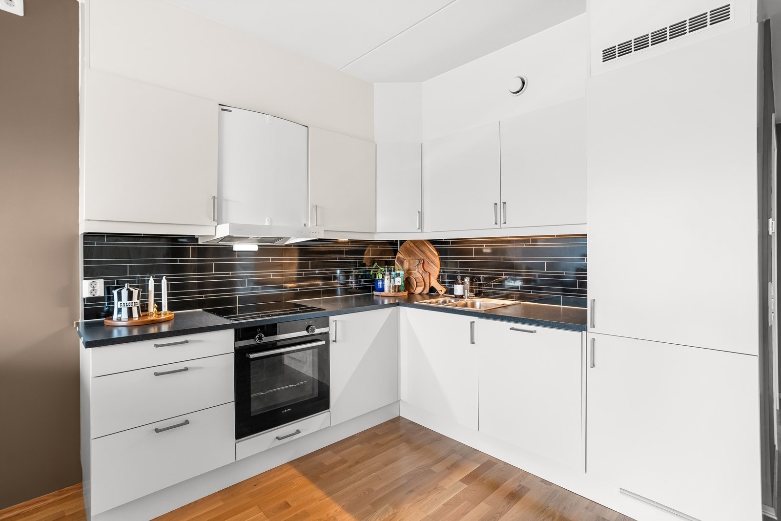 Kjøkkeninnredningen har glatte fronter og rikelig med skap- og benkeplass. Galleribilde