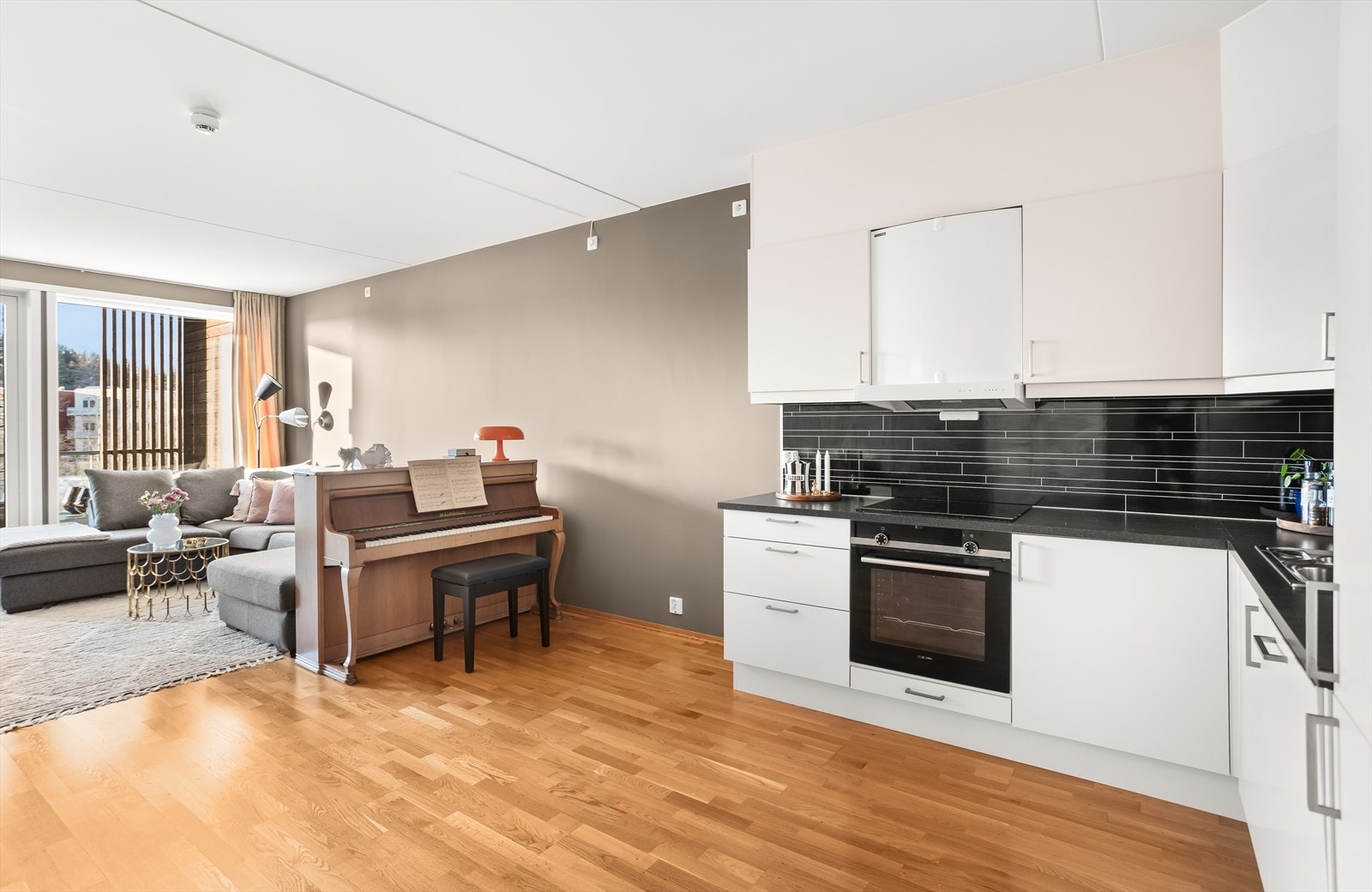 Leiligheten har en åpen og sosial planløsning mellom stue og kjøkken. Galleribilde