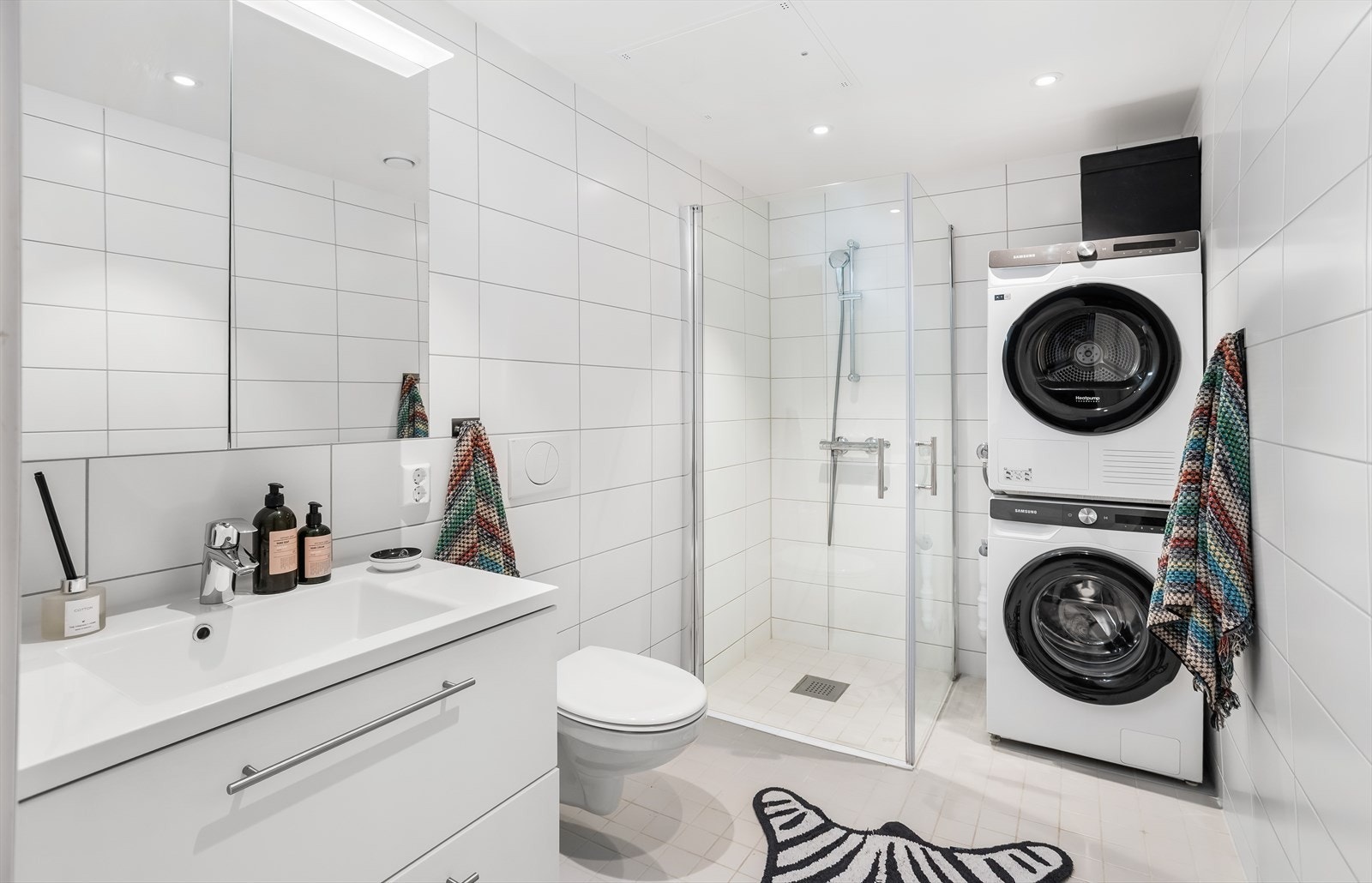 Badet er helfliset og har opplegg for vaskesøyle, samt dusjhjørne med innfellbare dører. Galleribilde