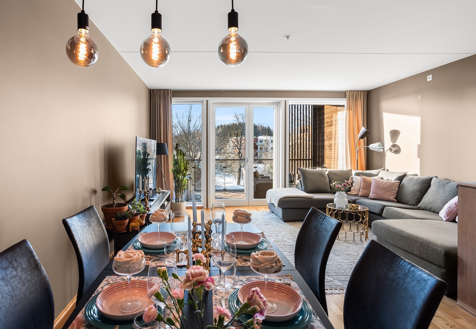 Store vindusflater slipper inn rikelig med dagslys og gir en luftig atmosfære. Galleribilde