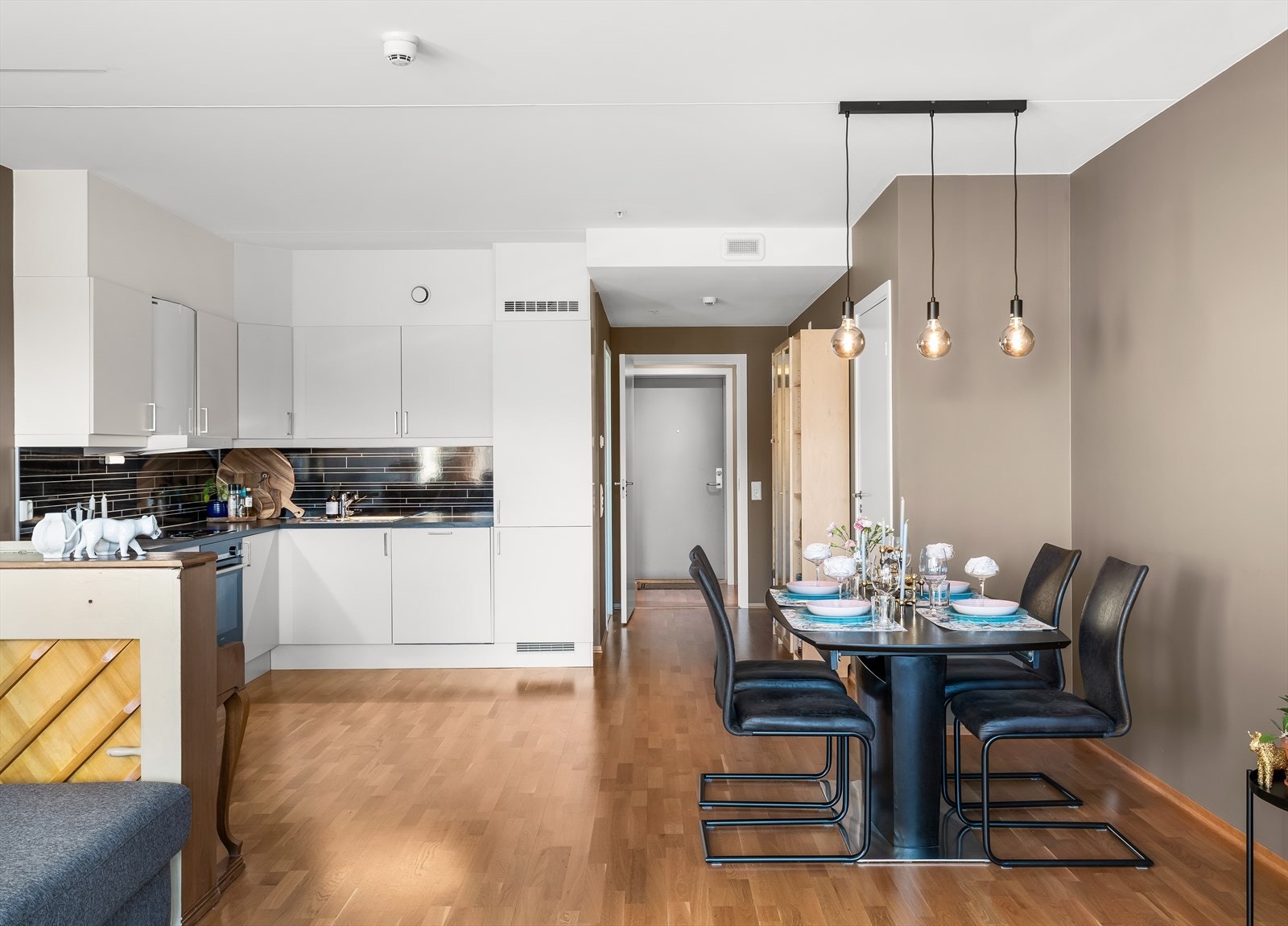 Det er god plass til en egen spiseplass i tilknytning til kjøkkenet. Galleribilde