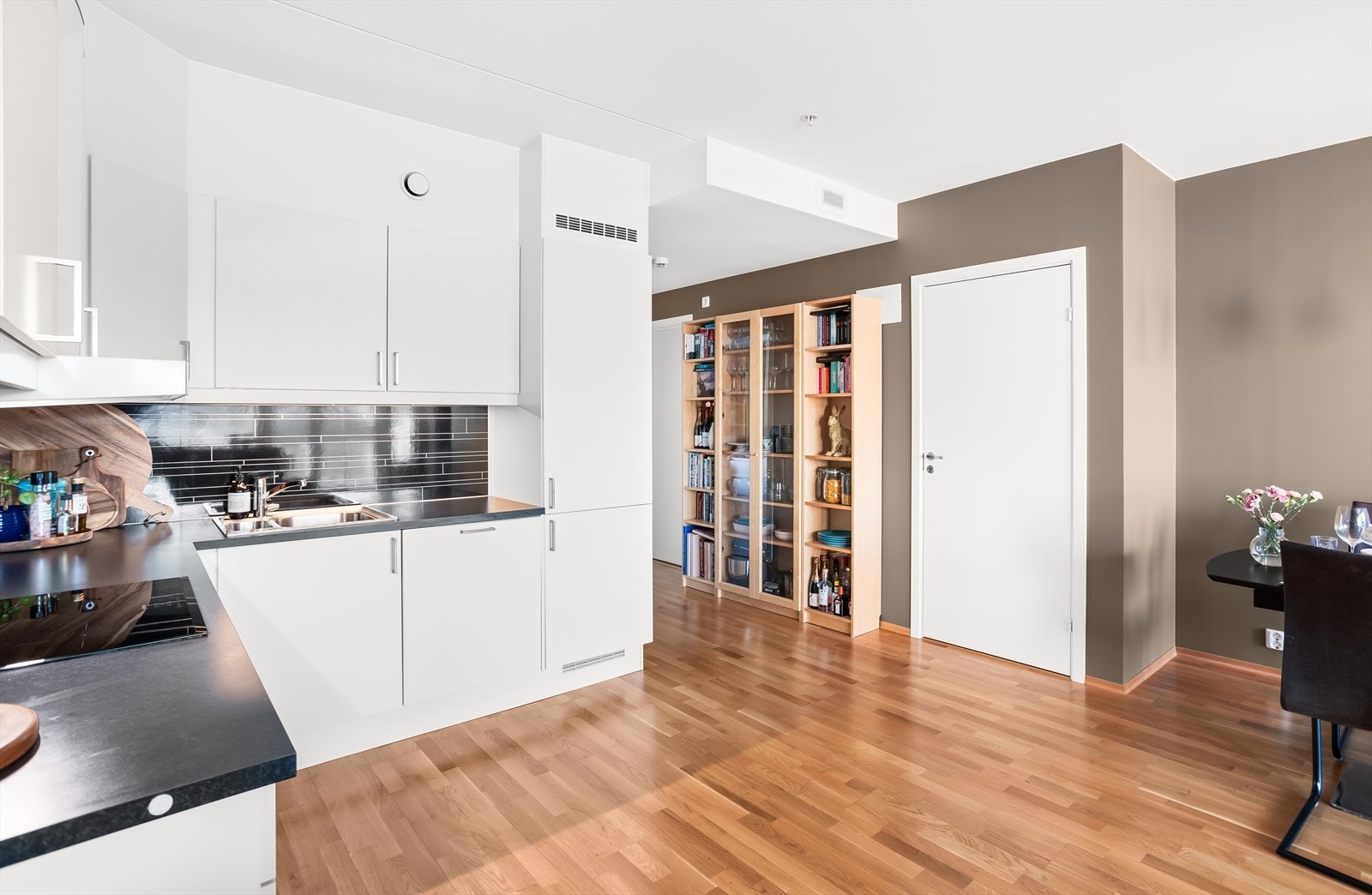 Den åpne løsningen gir en god flyt mellom matlaging og det sosiale i stuen. Galleribilde