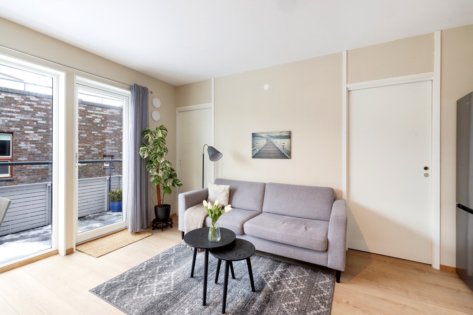 Moderne enstavs laminat fra 2023 på alle gulv unntatt baderom Galleribilde