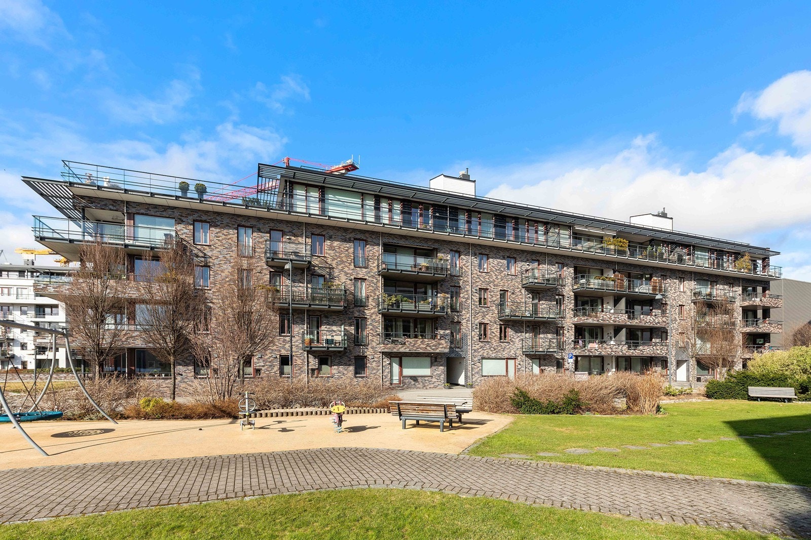 Velkjente Snadderkiosken ligger "rett rundt hjørnet" sammen med den nyetablerte restauranten La Recette, og man finner også matbutikker som Kiwi og Rema i nabolaget Galleribilde