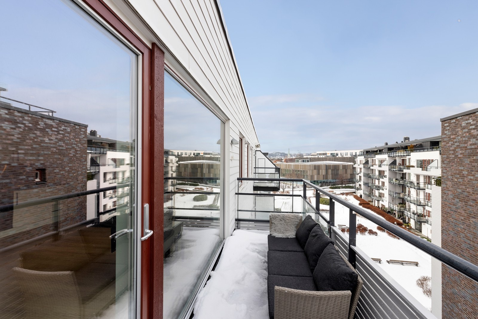 Egen balkong til leiligheten og i tillegg er det en stor felles takterrasse kun en trapp opp fra leiligheten Galleribilde