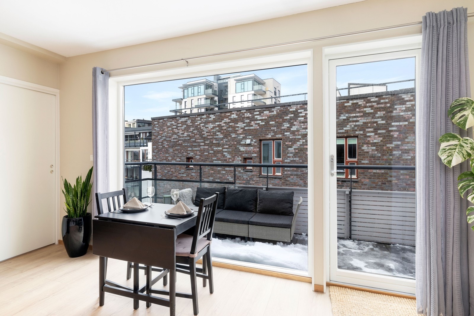 Malte vegger og malte tak med downlights Galleribilde