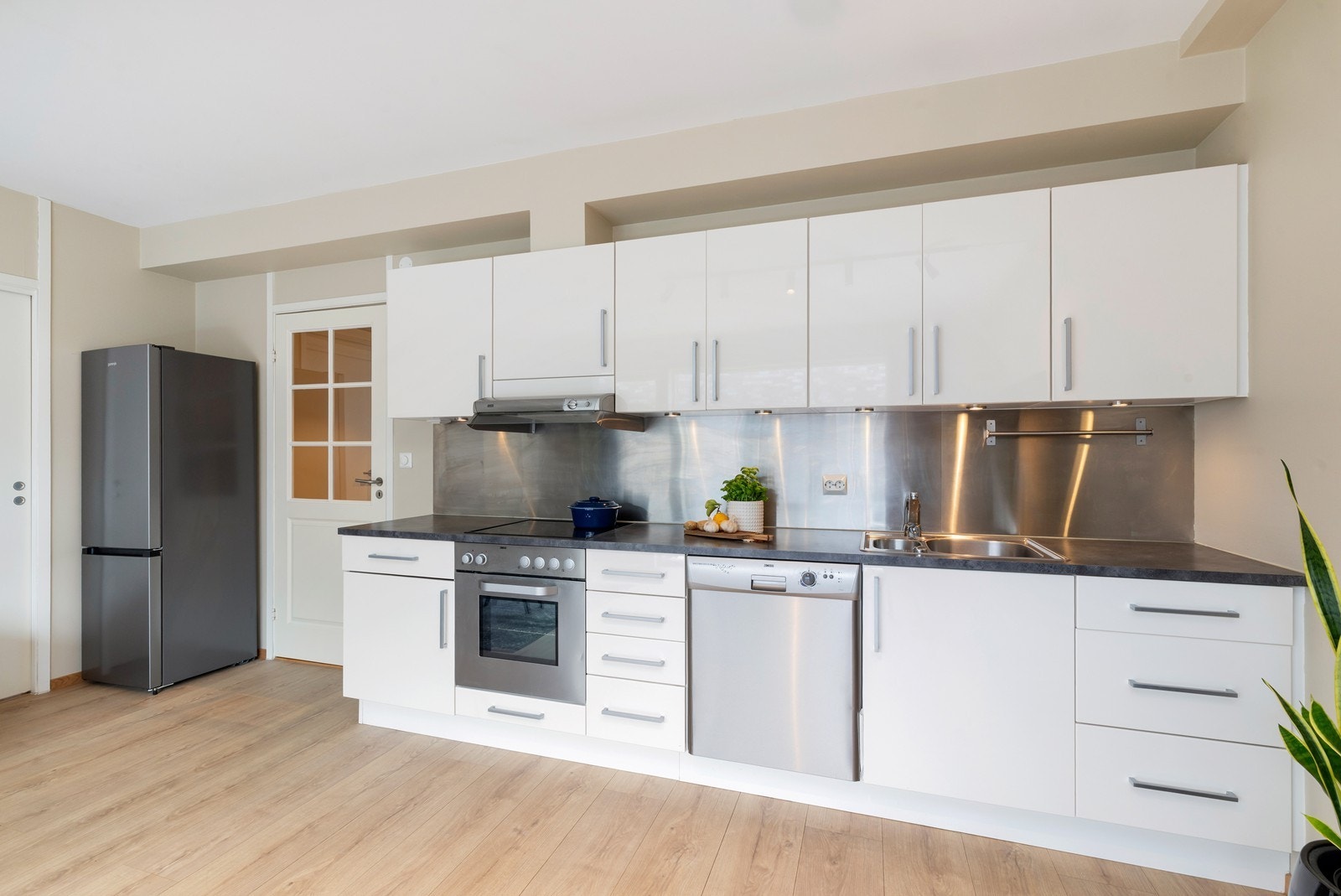 Hvitevarer medfølger: Oppvaskmaskin, kjøl/frys fra 2023, integrert komfyr m/ keramisk topp Galleribilde