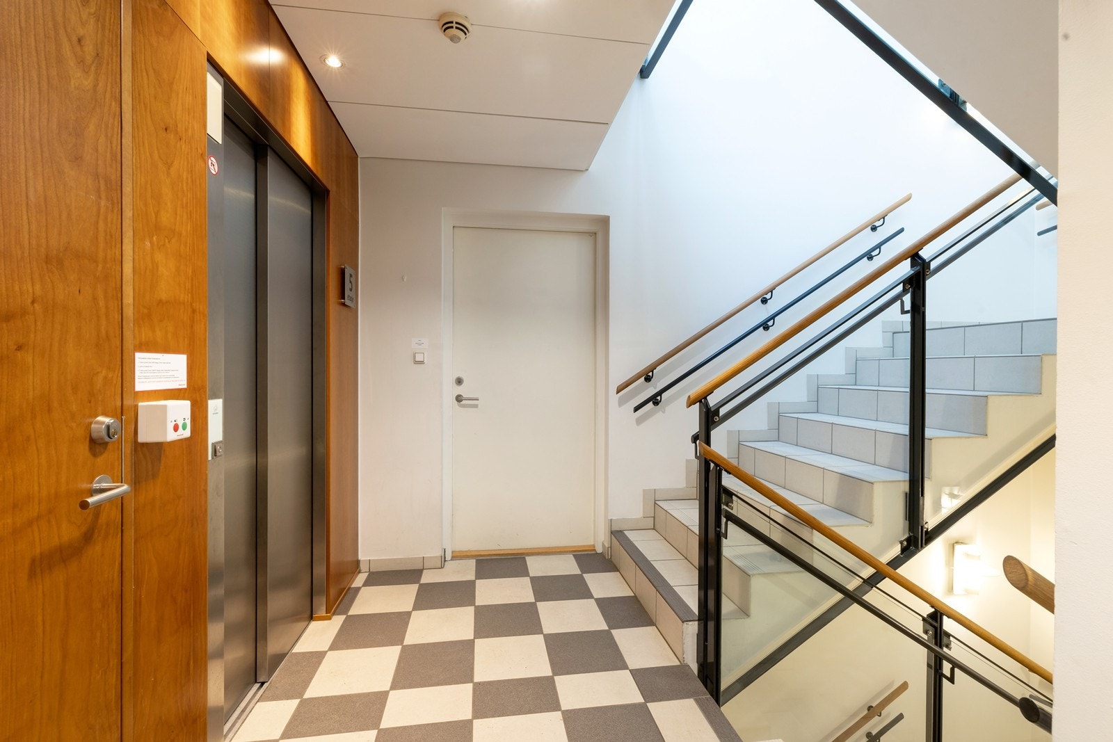 Heis opp til 5. etg. og pen felles trappegang Galleribilde