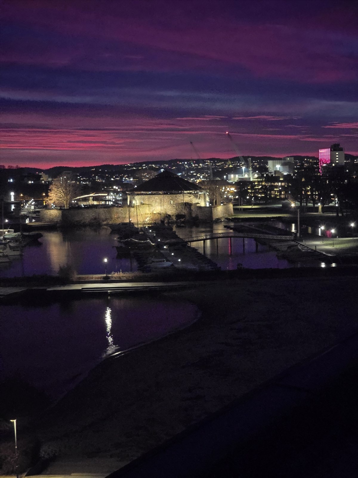 Stemning kveld - utsikt mot Festningen fra takterrassen (selgers bilde) Galleribilde