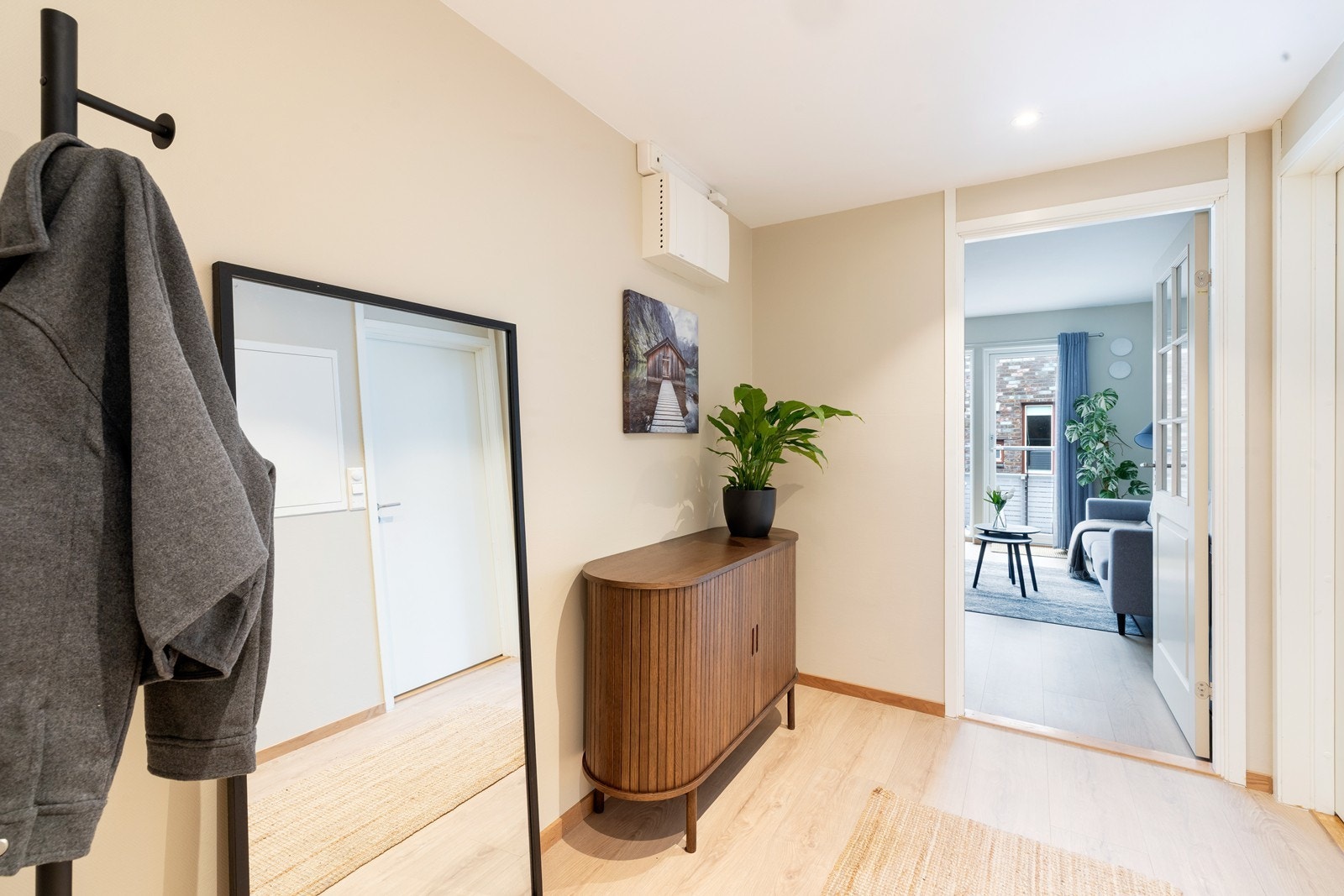 Gangen er malt i samme farger som stue/kjøkken Galleribilde