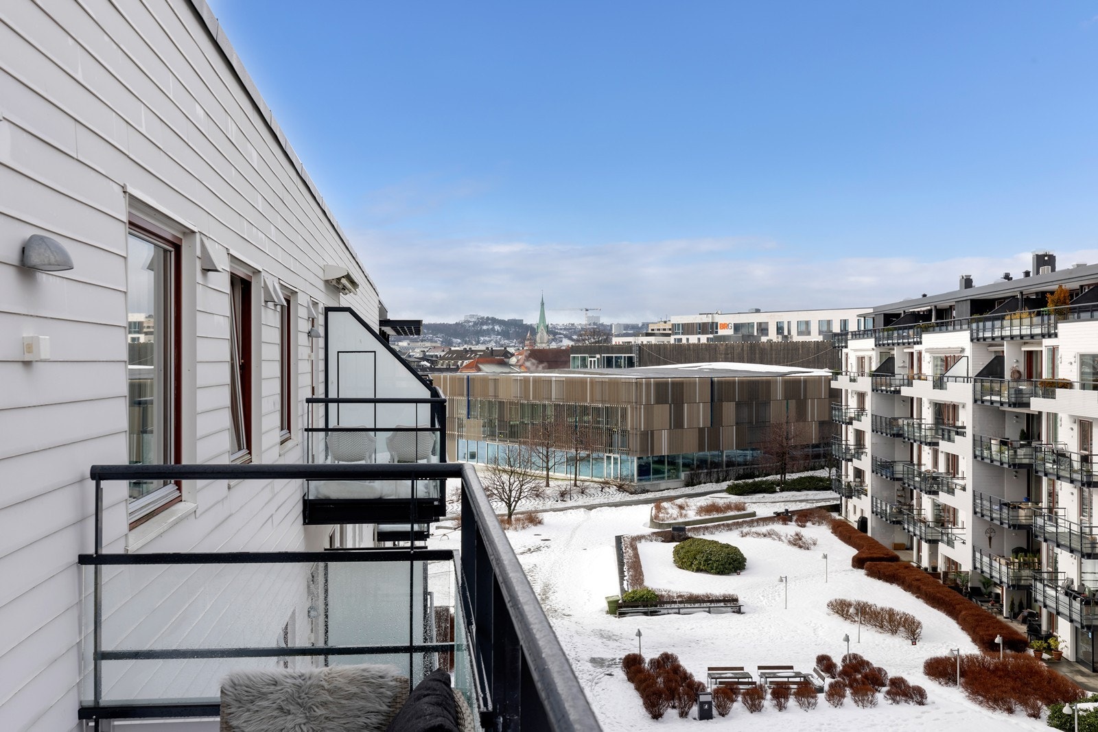 Utsikt over pent opparbeidet fellesområder, Aquarama og byen Galleribilde