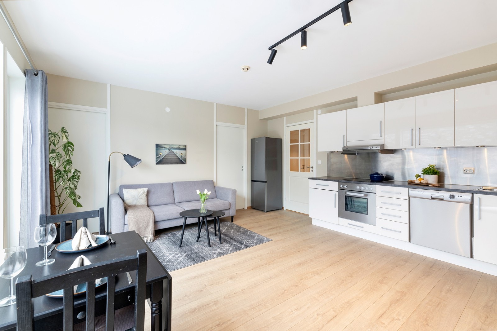 Åpen kjøkkenløsning med hvit høyglans skapinnredning Galleribilde