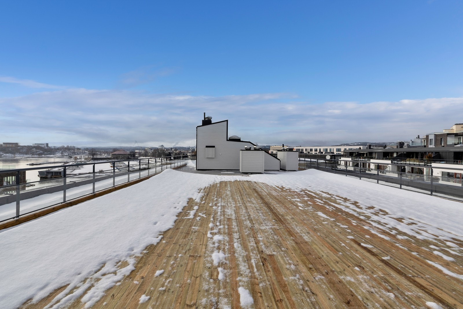 Felles takterrasse med plass til mange Galleribilde