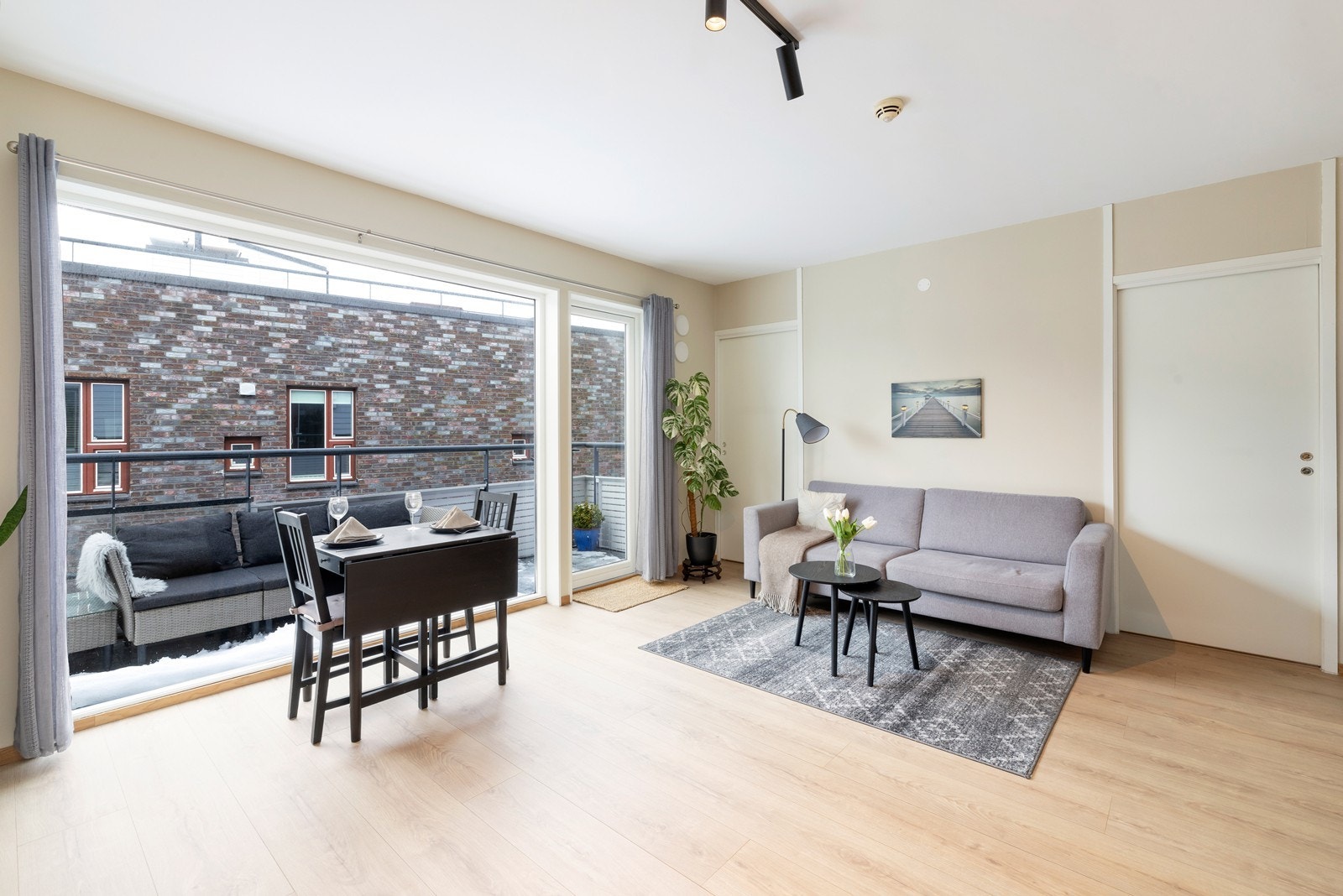 Utg fra stuen til balkong på ca 7 kvm Galleribilde