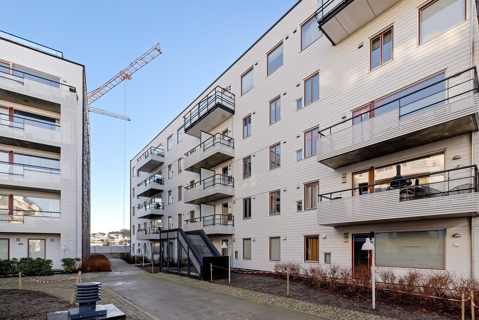 Tangen er utbygd med mange leilighetsbygg og det er få meters gange til Aquarama med spa, treningsfasiliteter, svømmebasseng ute/inne, samt diverse servicetilbud innen helse og serveringssteder. Galleribilde