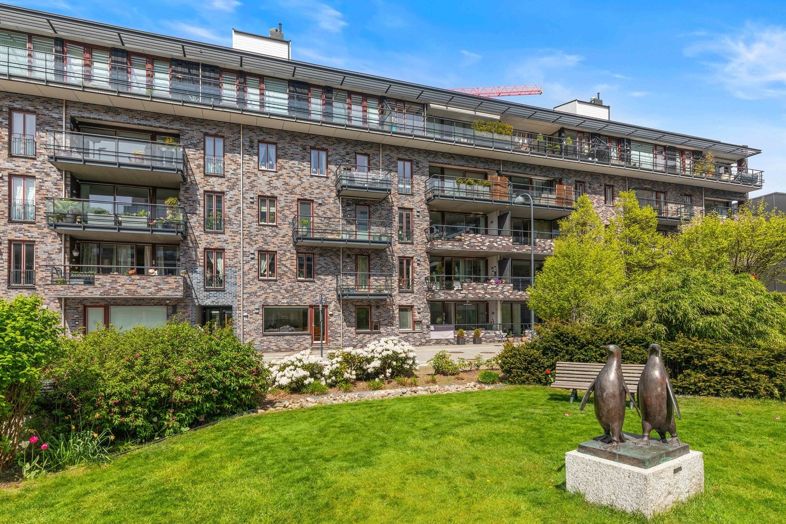 Det er flere pent opparbeidede uteområder på Tangen, med bl.a. gangstier, sittegrupper og lekeplasser Galleribilde