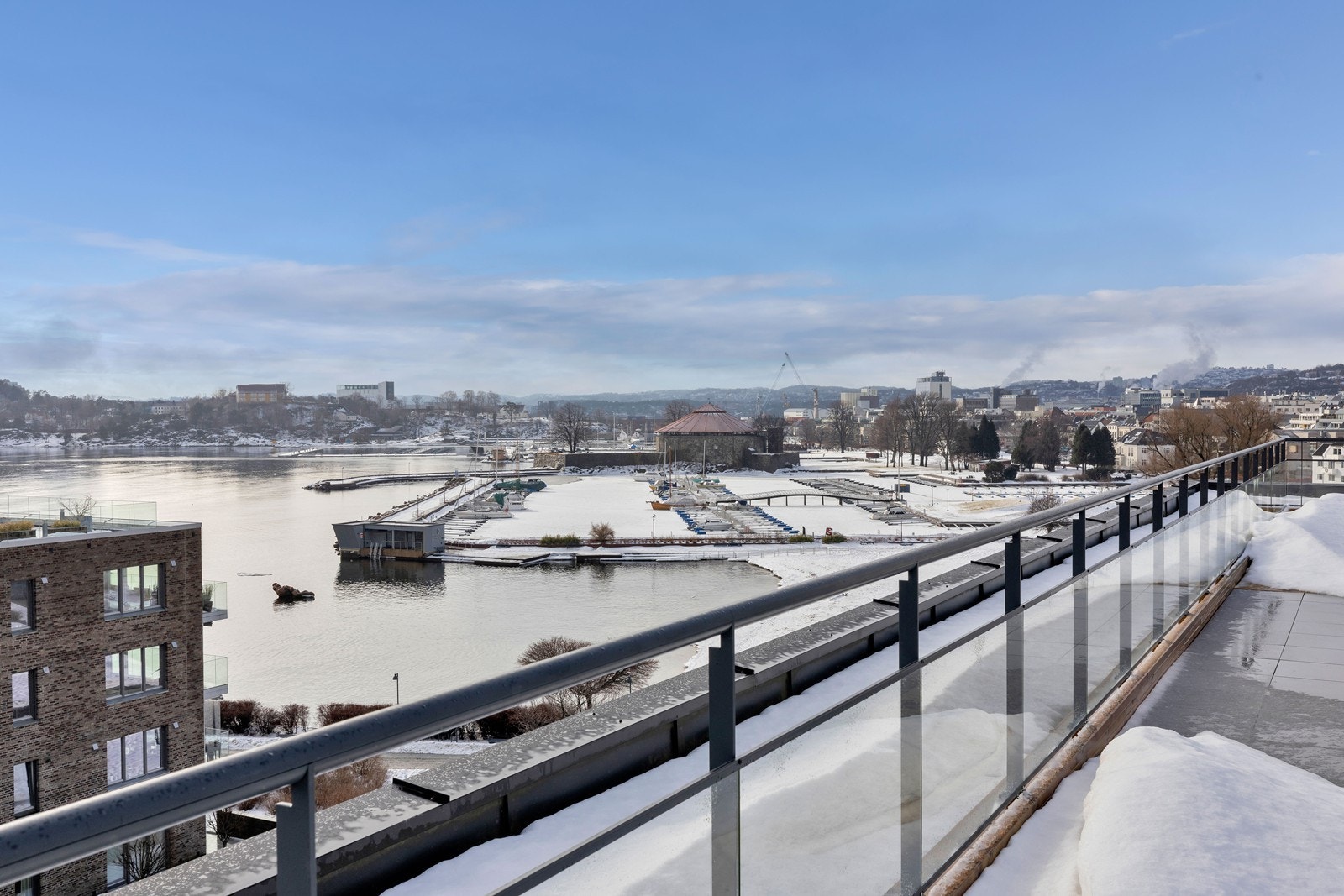 Felles takterrasse med nydelig utsikt og sol hele dagen Galleribilde