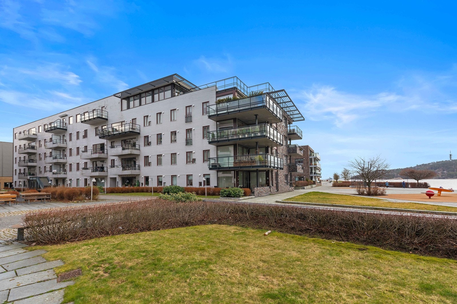 Leiligheten har en attraktiv beliggenhet på populære Tangen med gangavstand og nærhet til alle byens aktiviteter og servicetilbud Galleribilde