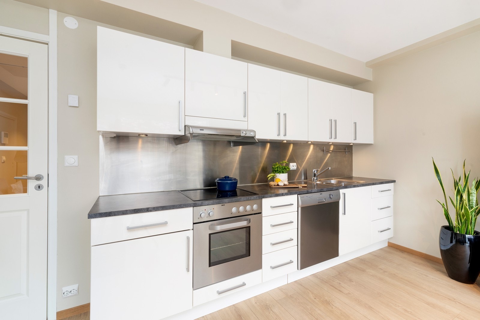 Funksjonelt kjøkken med ekstra plass på toppen av overskapene Galleribilde