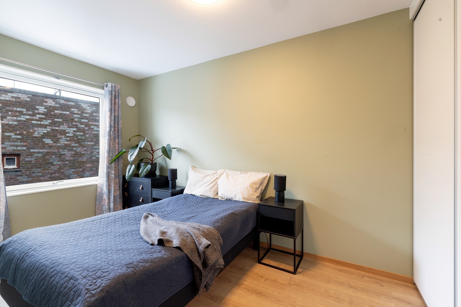 Skyvedørsgarderobe på soverom Galleribilde