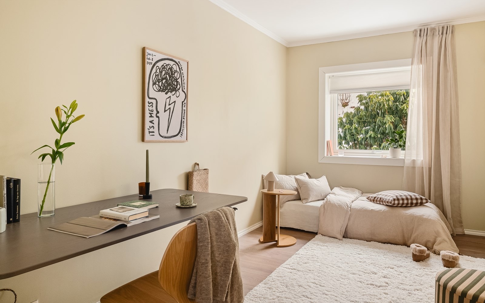 Det andre soverommet har også generøs størrelse (10,6 m²). Her er det nytt vindu fra 2025. Galleribilde