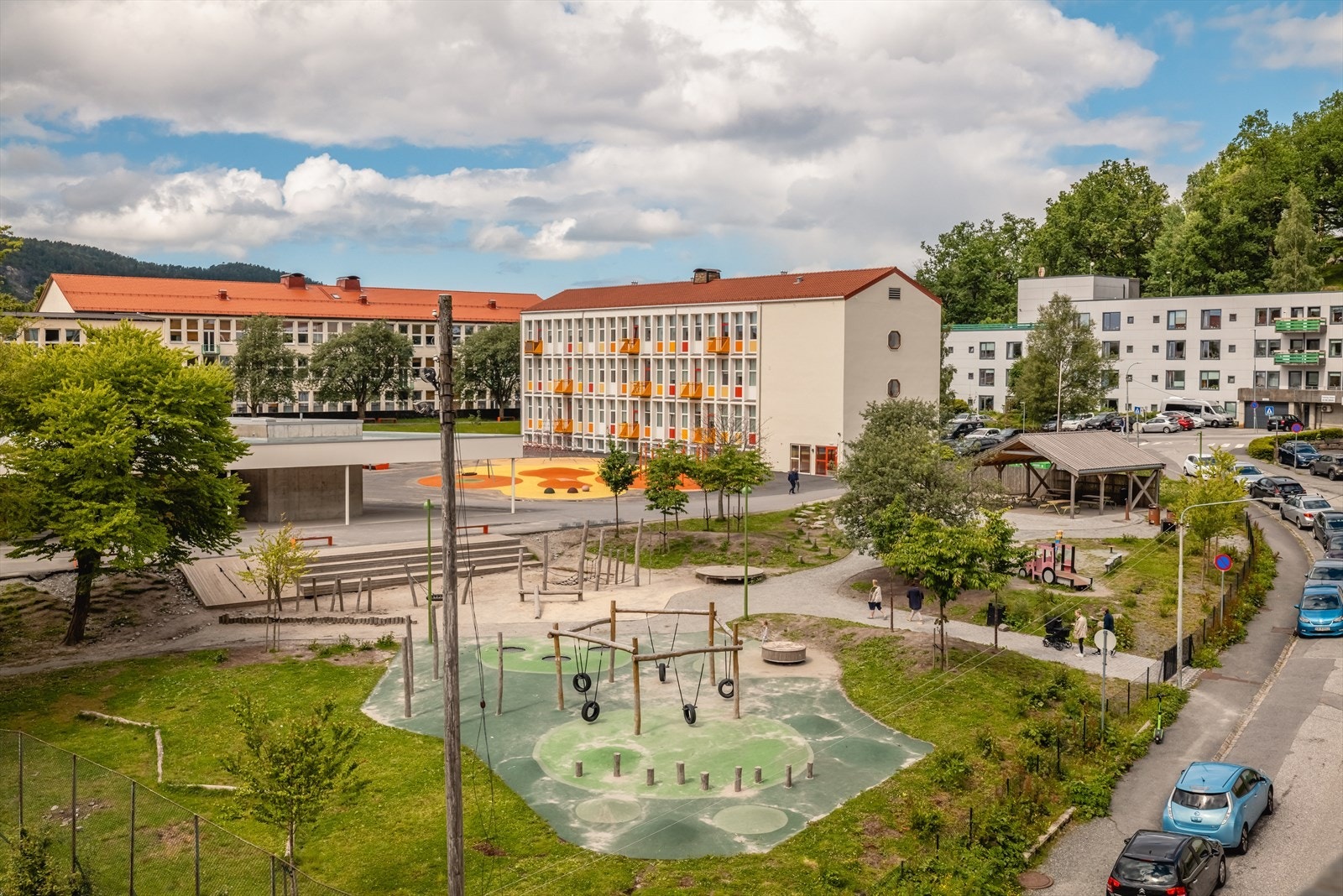 Kort vei til lekeplass, og Landås skole. Galleribilde