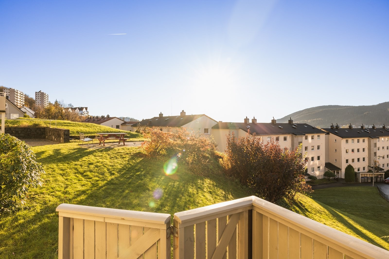 Fra terrassen har du utsyn mot nærområdet og Løvstaken. Galleribilde