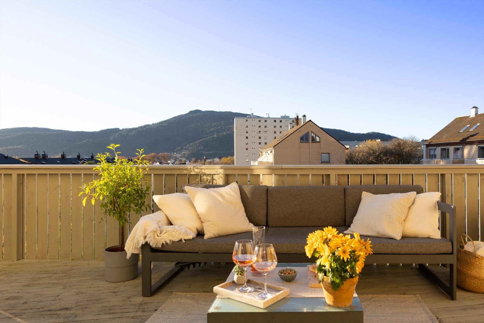 Tenk deg sommeren 2026 her? Fantastisk, vestvendt terrasse på ca. 20 m² med gode solforhold, og utsikt mot Løvstakken. Galleribilde