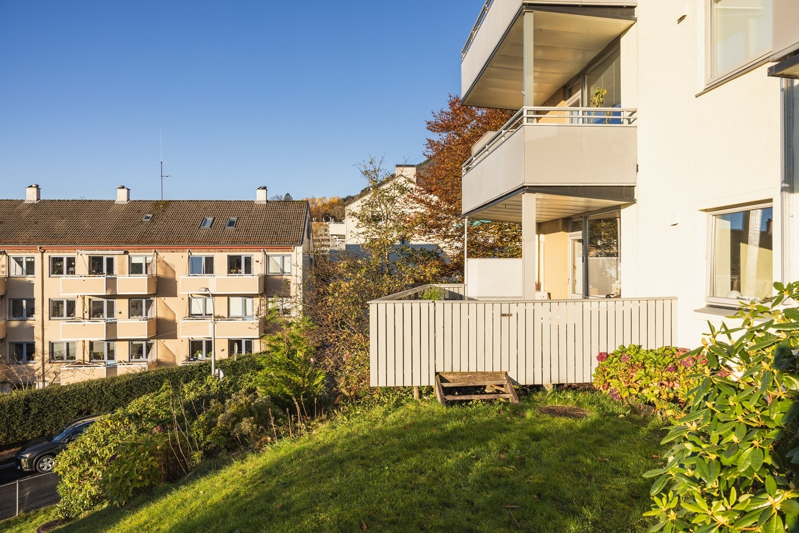 Terrassen mot vest ble utvidet i 2010, utført av Helland A/S. Det foreligger ikke dokumentasjon som bekrefter hvorvidt tiltaket er omsøkt og/eller godkjent. Galleribilde