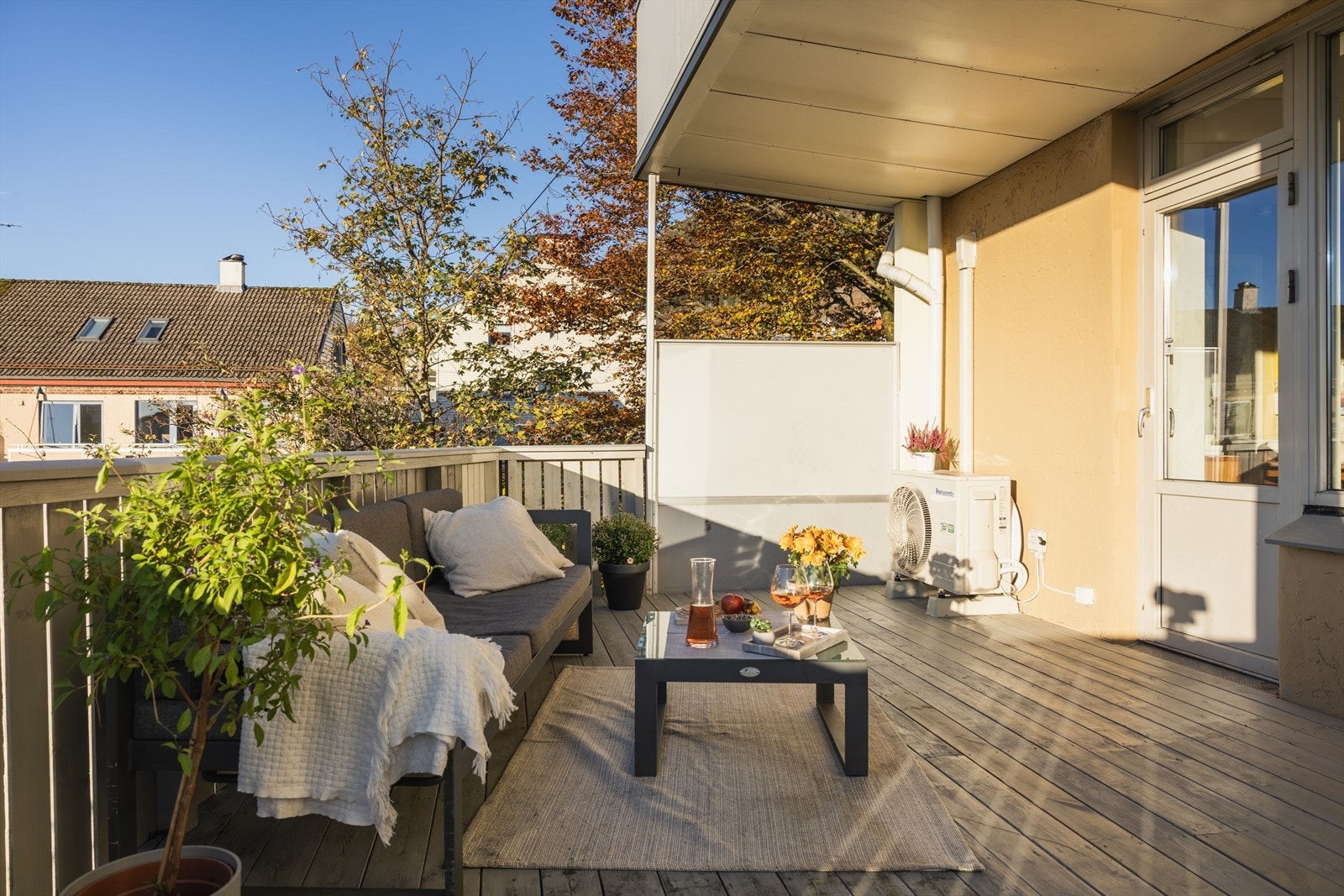 Vestvendt terrasse med gode solforhold og plass til utemøbler. Galleribilde