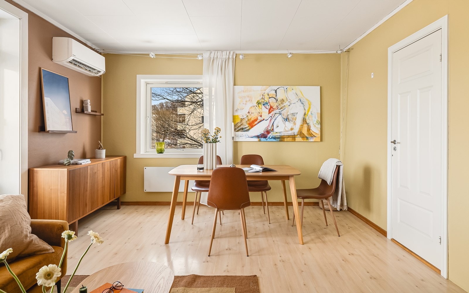 Lys og luftig stue av god størrelse som enkelt lar seg innrede med både sitte- og spisegruppe. Galleribilde