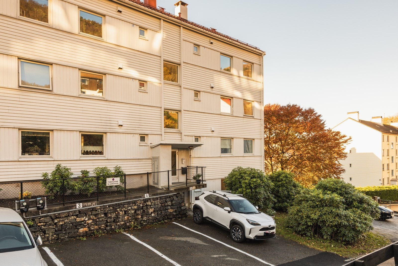 Boliglaget disponerer 11 parkeringsplasser og 6 elbilplasser som tildeles etter søknad. Galleribilde