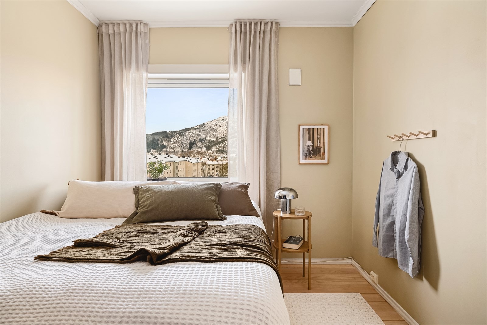 Soverommet har fin utsikt mot nærområdet og gode lysforhold. Galleribilde