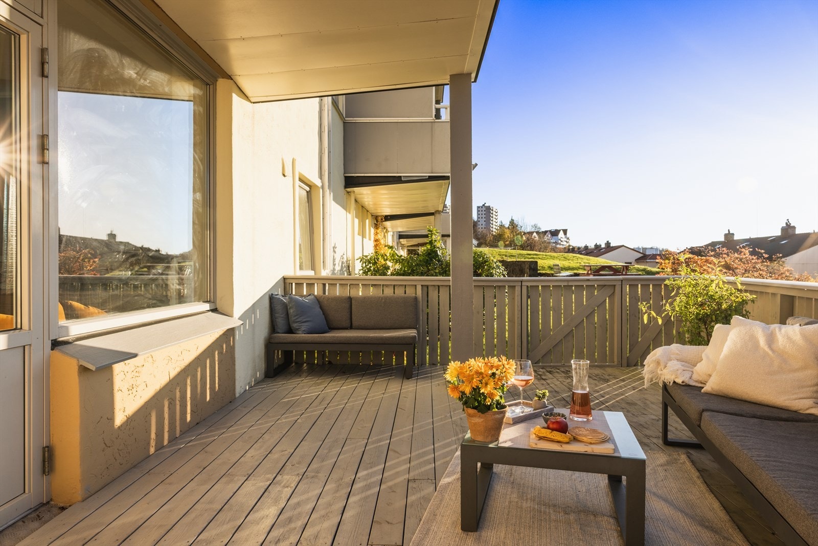 Her har du god plass til både sittegruppe, grill og spisebord. Direkte tilkomst til flott, felles hage. Galleribilde