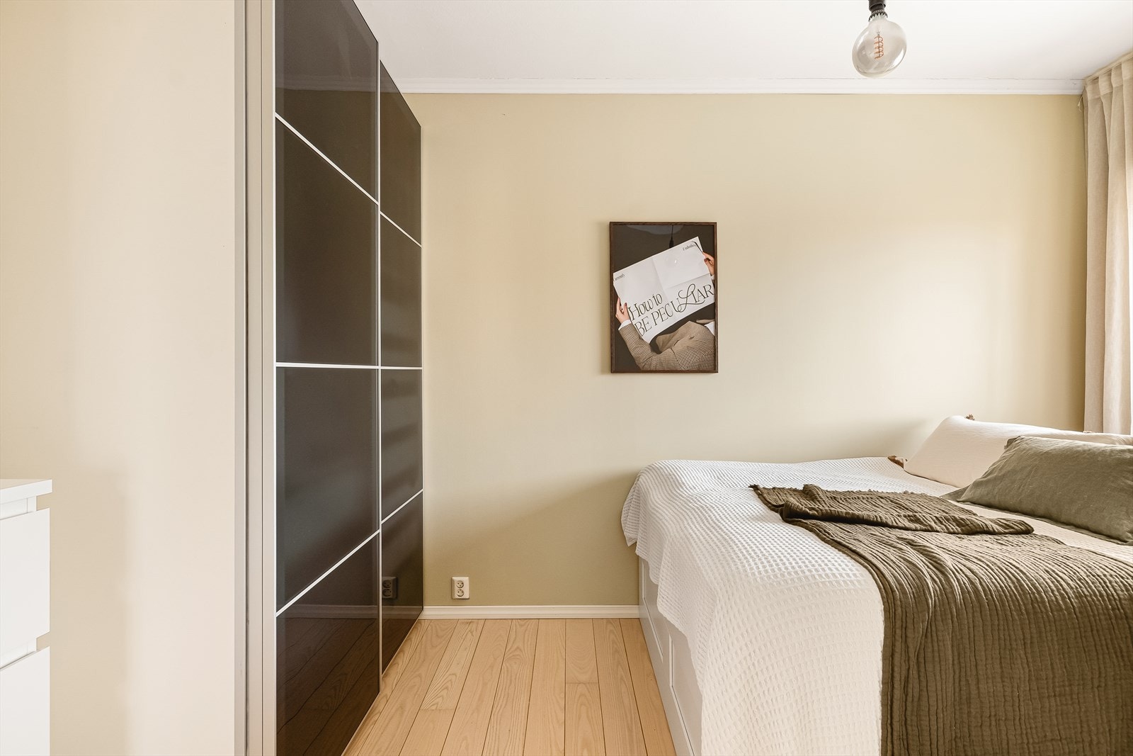 God oppbevaringsplass med et stort garderobeskap, og plass til ekstra møblement. Galleribilde