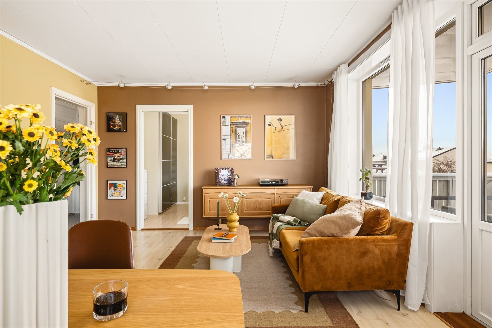 Store vindusflater gir rikelig med lysinnslipp, og en luftig atmosfære. Galleribilde