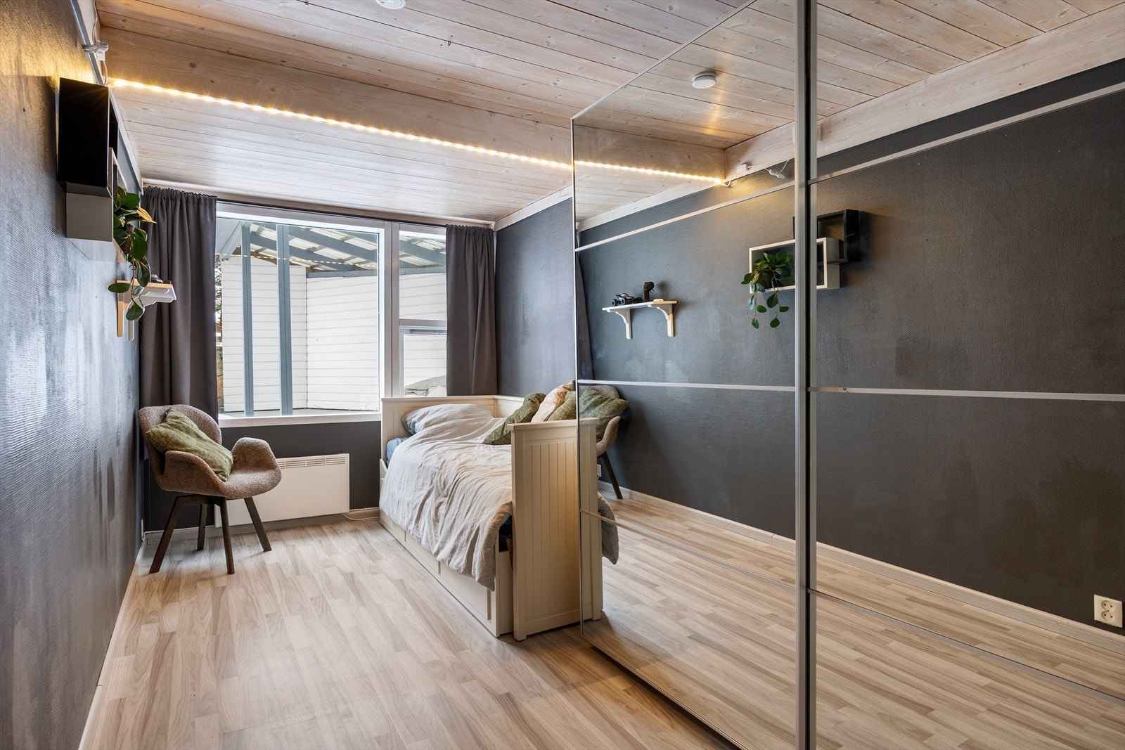 Boligens tredje soverom er på ca. 10 kvm og har en romslig skyvedørsgarderobe med speilfronter som gir både oppbevaring og et luftig preg. Galleribilde