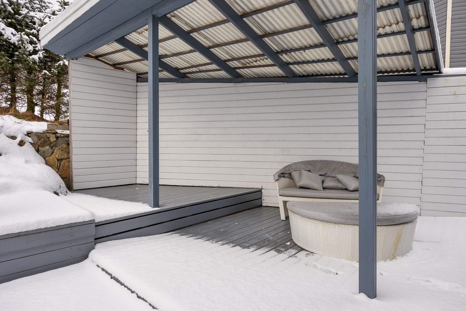 Overbygget terrasse som skjermer for vær og vind. Galleribilde