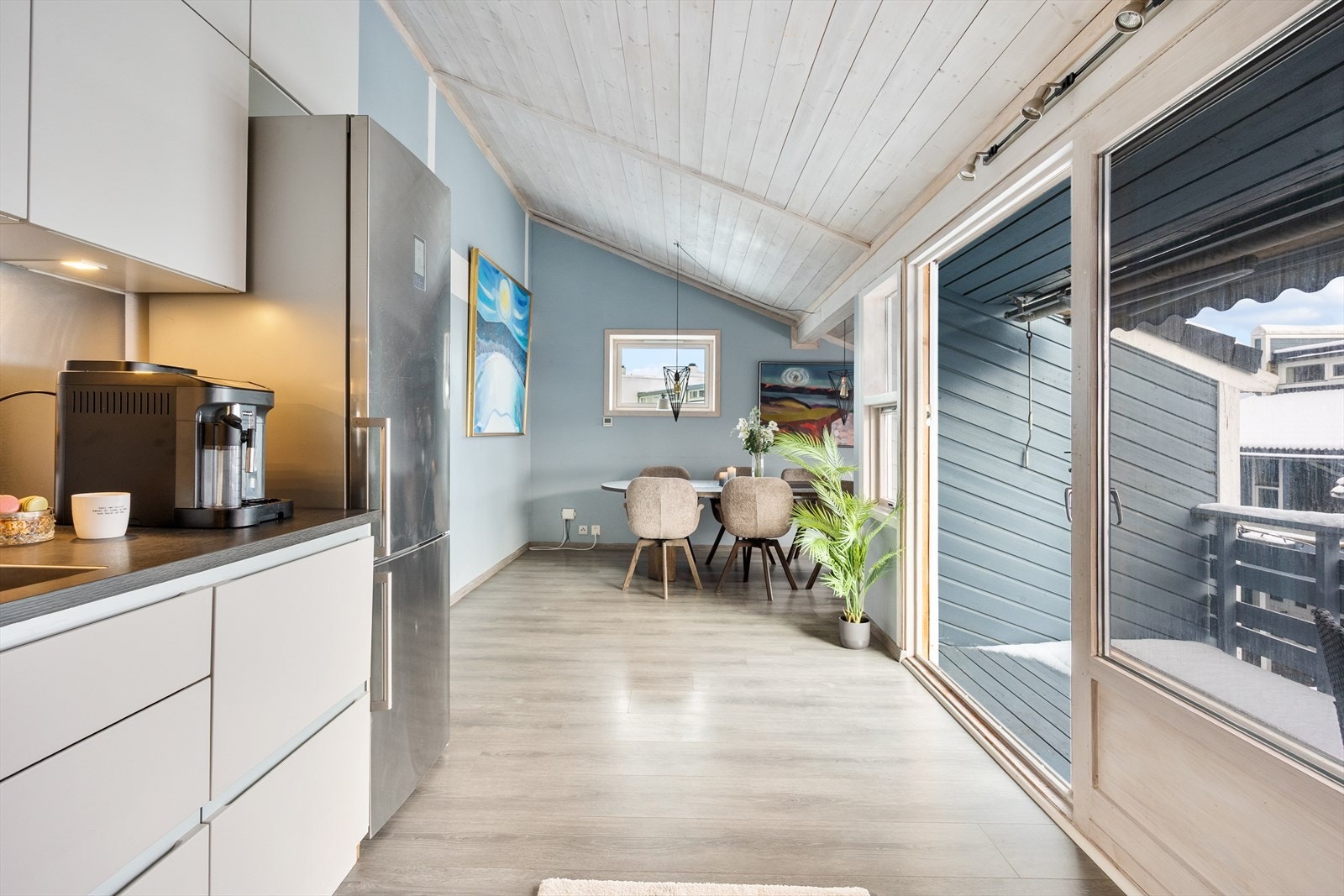 Spisestuen ligger i tilknytning til kjøkken og store skyvedører som gir utgang til en romslig balkong på ca. 10 kvm. Galleribilde