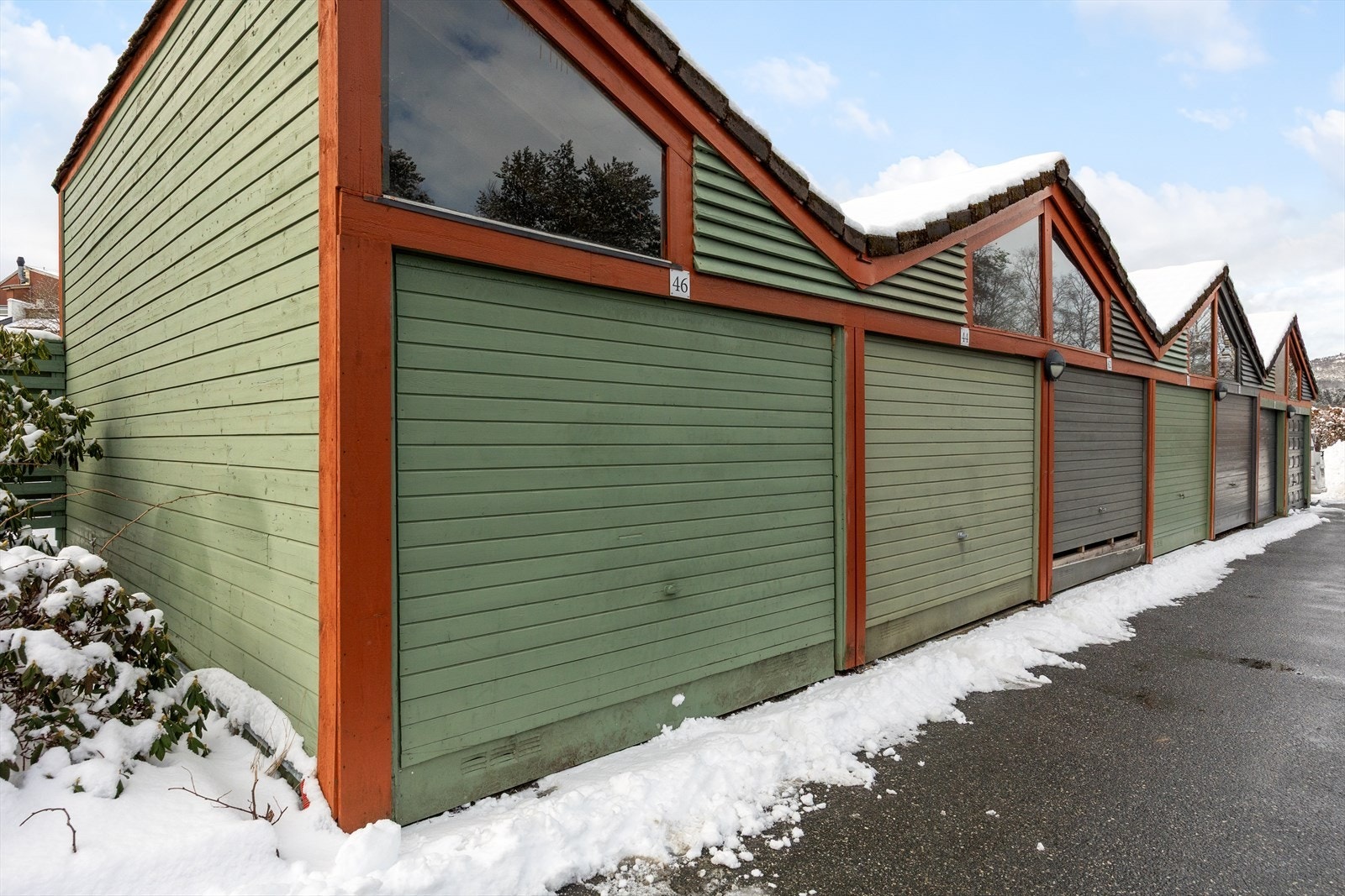 Garasjeplass i rekke med el-billader. Galleribilde