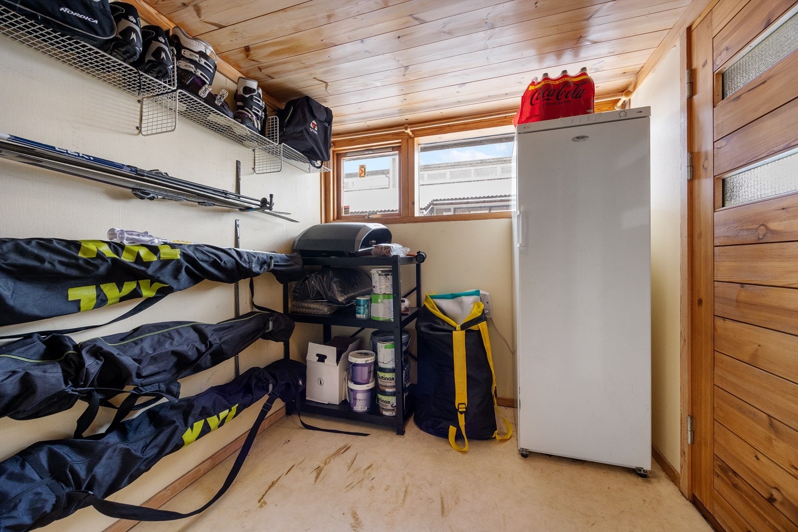 Boligens sportsbod og bi-inngang med gode oppbevaringsmuligheter. Galleribilde