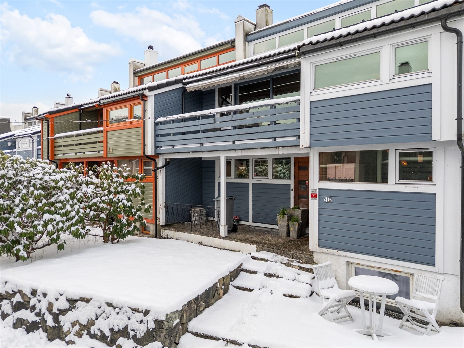 Boligen har et fint inngangsparti og bi-inngang til sportsbod. Galleribilde