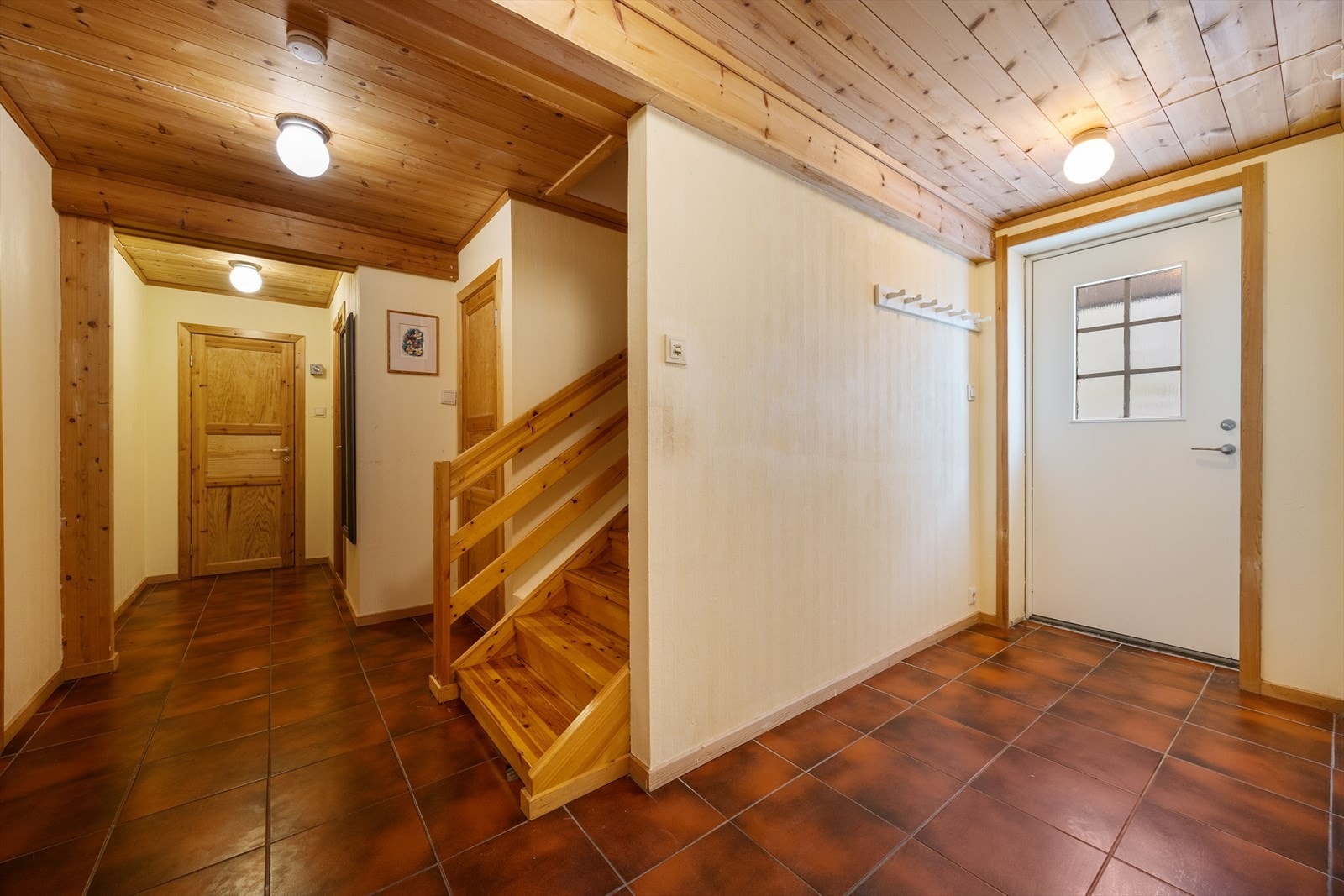 Kjeller har egen inngang på boligens side. Merk: Denne etasjen har ikke godkjente tegninger og det er nærliggende og tenke at rommene derfor ikke godkjent som rom for varig opphold. Galleribilde