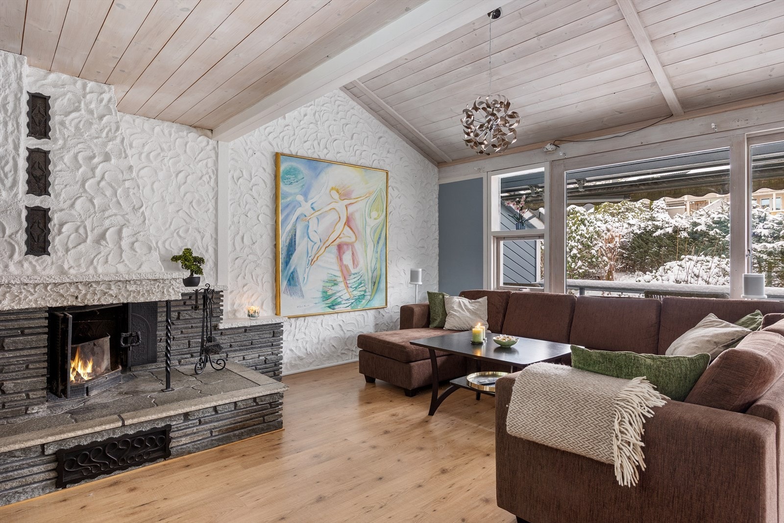 Den flotte peisen er et smykke i rommet og gir en nydelig stemning til rommet. Galleribilde