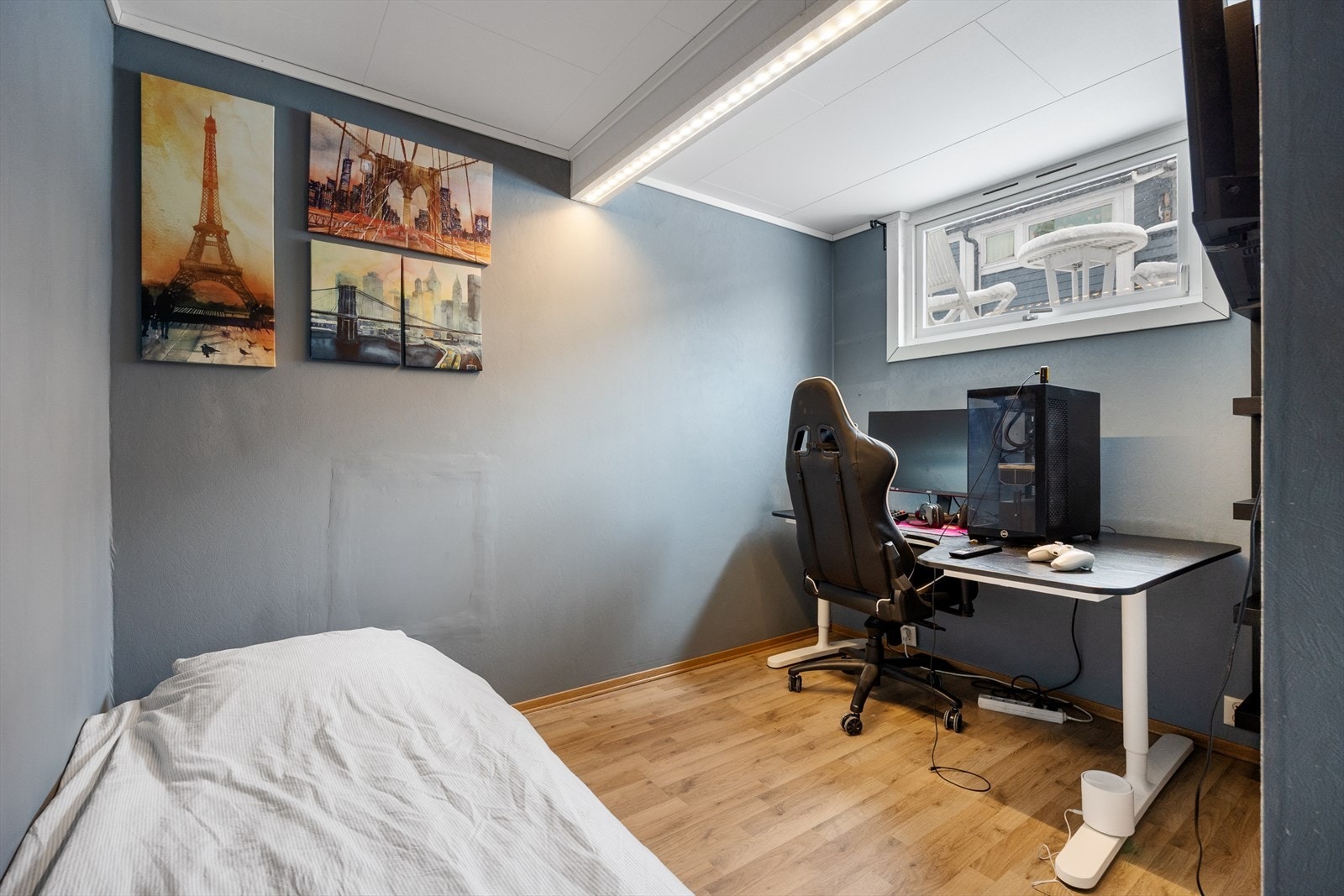 Innredet rom på 8 kvm som kan brukes til oppbevaring eller som hobbyrom. Galleribilde