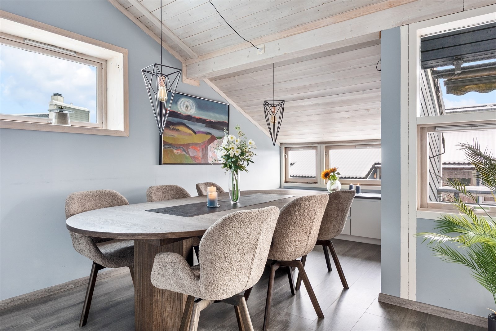 Spisestuen er lys med flere vindusflater som sørger for en hyggelig sone. Galleribilde