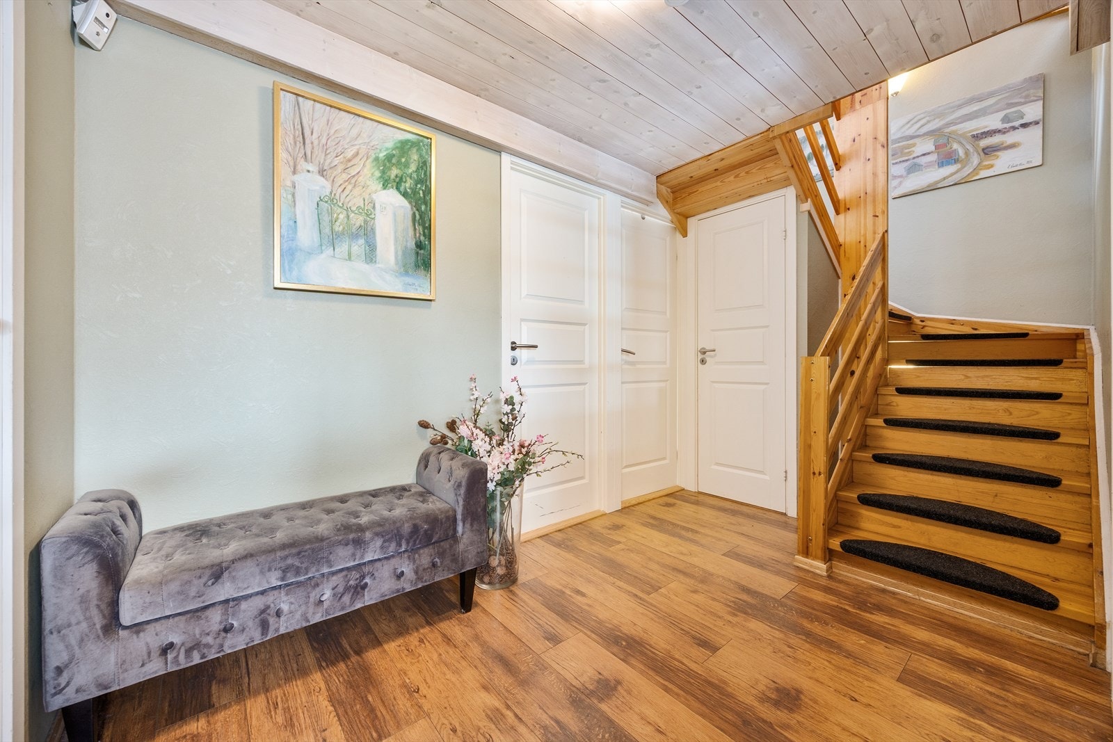 Boligens entré er romslig og gir tilgang til alle soverommene i boligen. Galleribilde